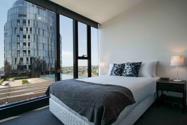 Parque Melbourne apartment - bedroom overlooking pool