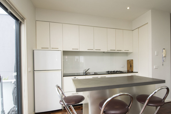 Port Melbourne Apartment - kitchen