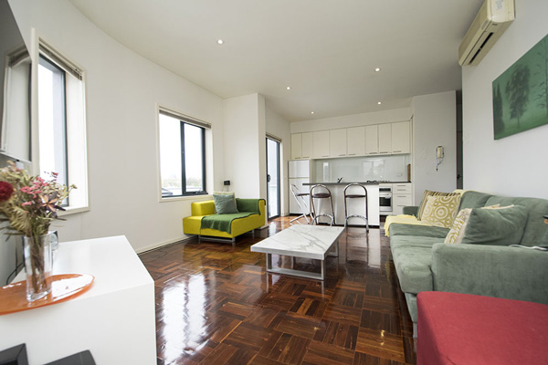 Port Melbourne Apartment - living room and kitchen