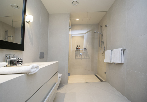 Spring Street Melbourne Apartment - bathroom