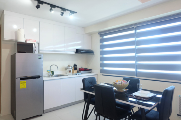 Icon Plaza Studio Apartment - BGC - kitchen and dining