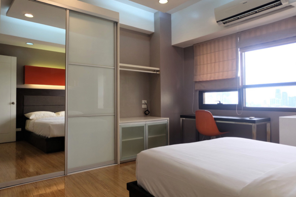Icon Residences - 1 bedroom apartment - bedroom and desk