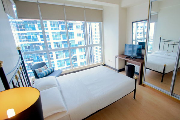 Crescent Park Residences - 2 bedroom apartment - main bedroom with tv