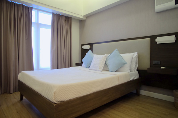 The Red Oak at Two Serendra - bedroom