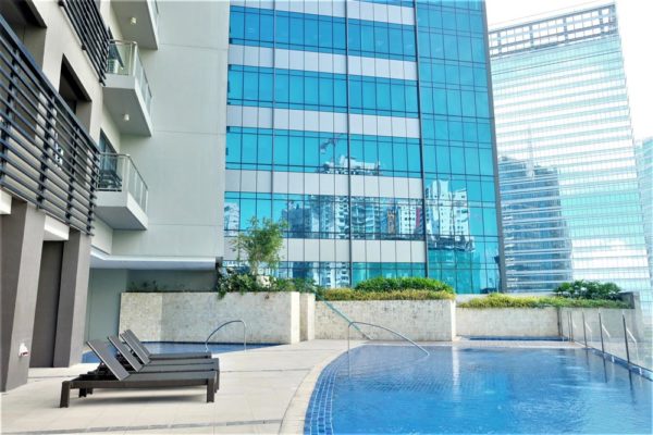 Icon Plaza Studio Apartment - BGC - building pool