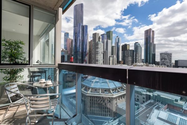QV1 apartment - balcony and view of Melbourne CBD