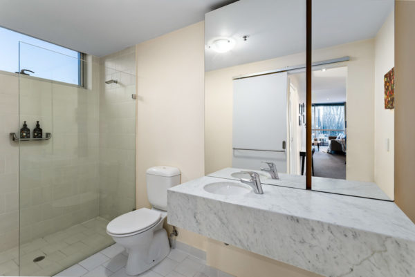 JBL Apartment 1701 - bathroom