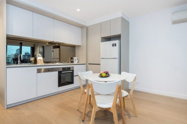 Melbourne Quarter apartment, Docklands - 2112 dining and kitchen