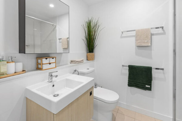 Ann St, Brisbane - Apartment bathroom