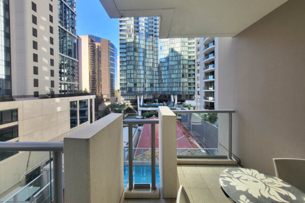 Charlotte Street Mantra - 1 bedroom apartment 707 - balcony with city view
