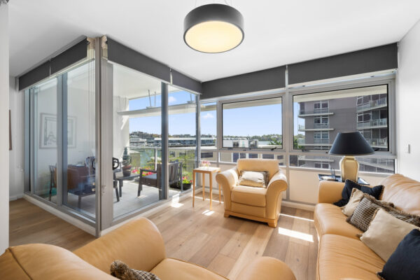 35 Shelley St, Sydney - apartment 606 - living room with harbour view