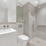 Melbourne Square apartments, Southbank - bathroom